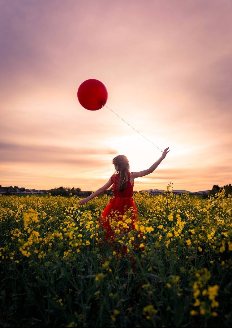 A gorgeous image showing the carefree, golden vibes of summer.