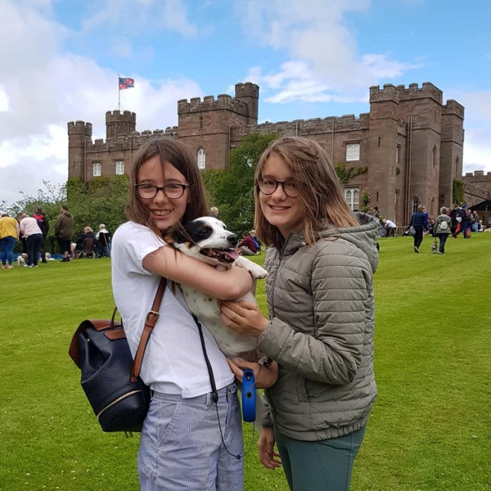 Hollie and Jenna had a great time with their cute Jack Russell Ollie! 🐶