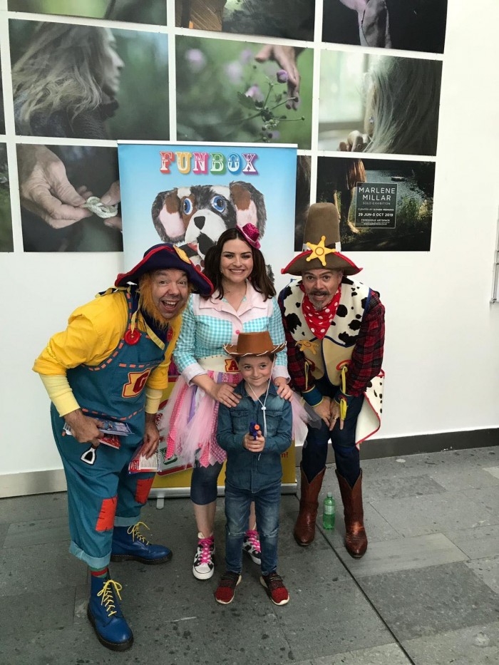 HX19 Funbox The Wild West Show - the cast