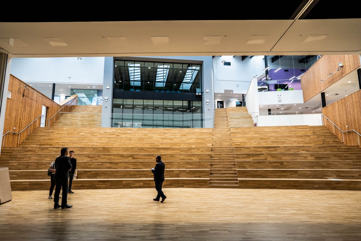 The pale wood cascade seating of the auditorium, coupled with breathtaking natural light, gives the room an incredible feeling of space.