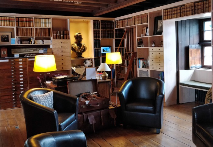 Reading Round is a series of weekly meetings exploring short fiction and poetry, and looking at how writers weave their effects, led by award-winning author Helen Grant.