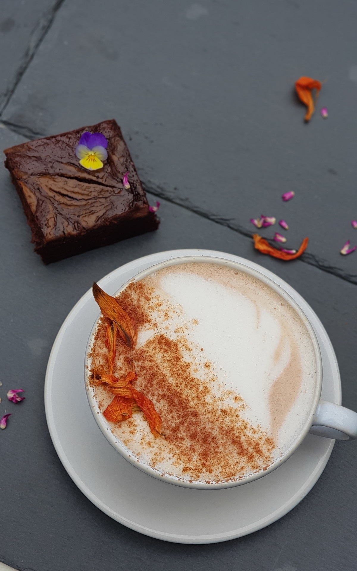 Chai latte and vegan brownie.