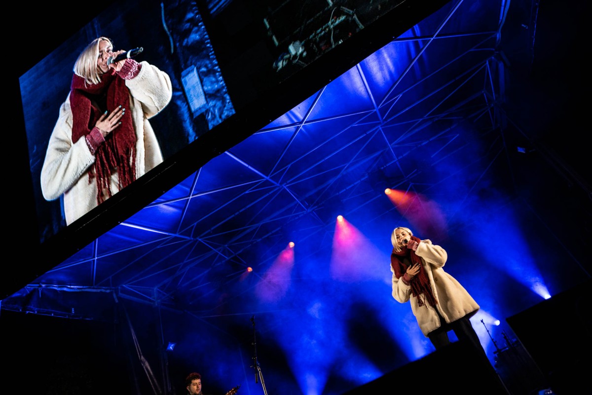 Scottish singer and songwriter Nina Nesbitt had the right idea, wrapped up in three layers of cosiness!