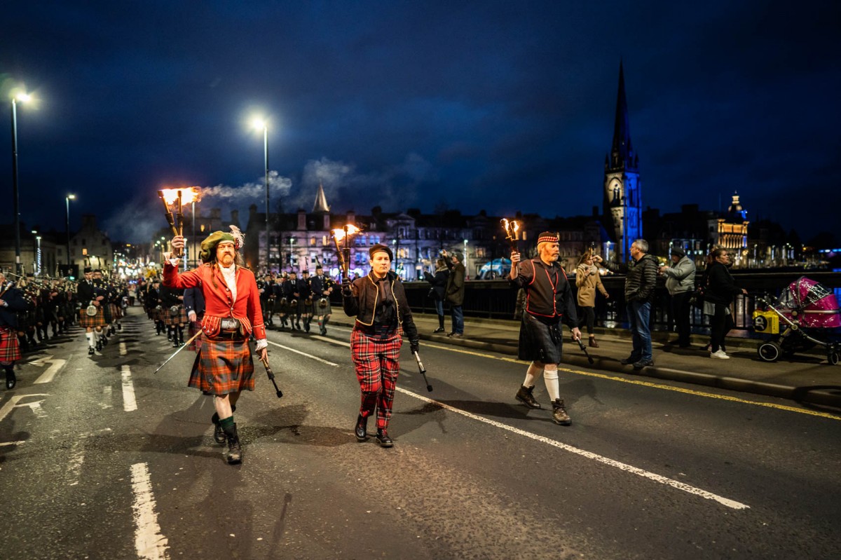 The parade crossing the Queens bridge.