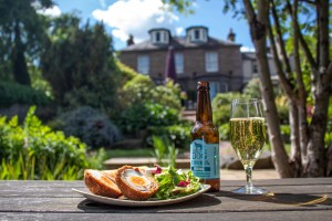 As lockdown eases and doors swing open to welcome us back into real life, there is a new appreciation for the things that really matter.  The award-winning Parklands Hotel has mixed their vast experience with a warm, friendly welcome and gorgeous surroundings to bring us the newly-opened Parklands Pub and Beer Garden,